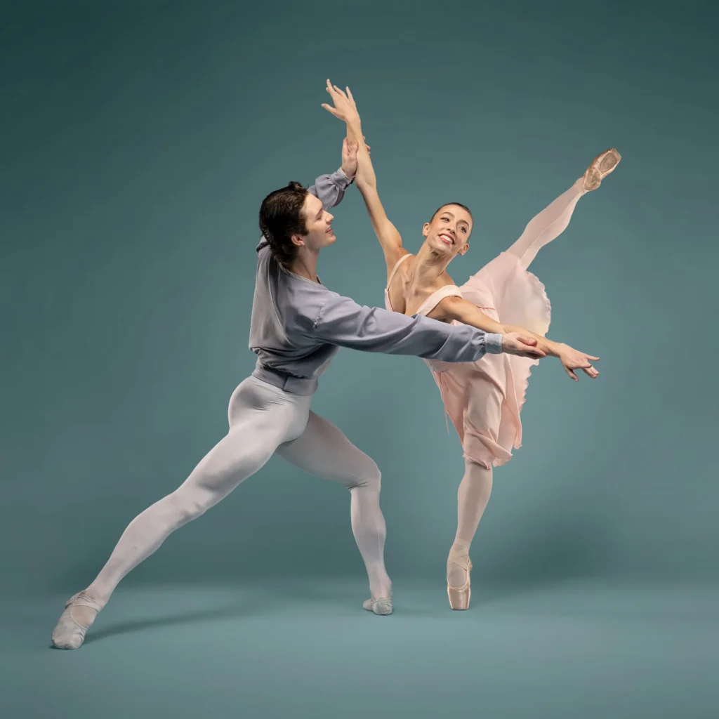 Two ballet dancers performing a pas de deux