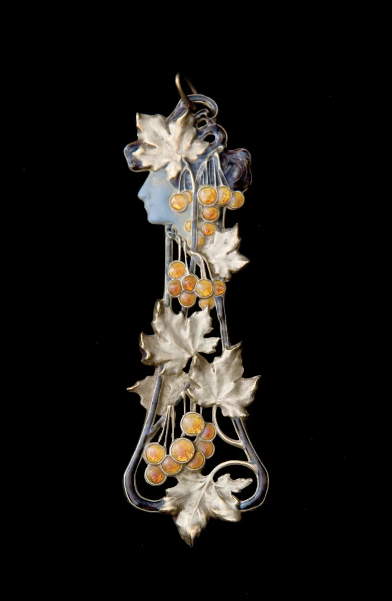 a pendant crafted by René Lalique