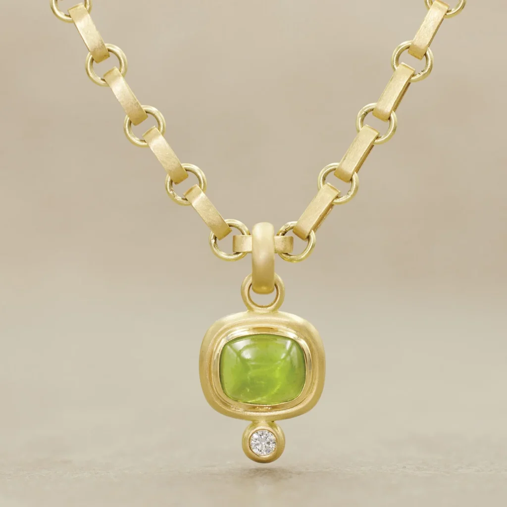 Gold pendant with a peridot and a small diamond